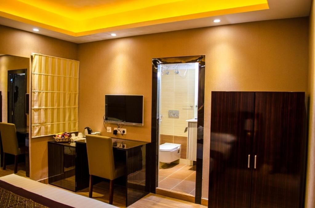 Hotel Comfotel Kolkata Exterior photo